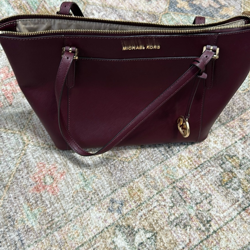 MICHAEL KORS LARGE TOTE-DARK CHERRY